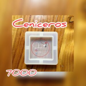 Cenicero cuadrado.